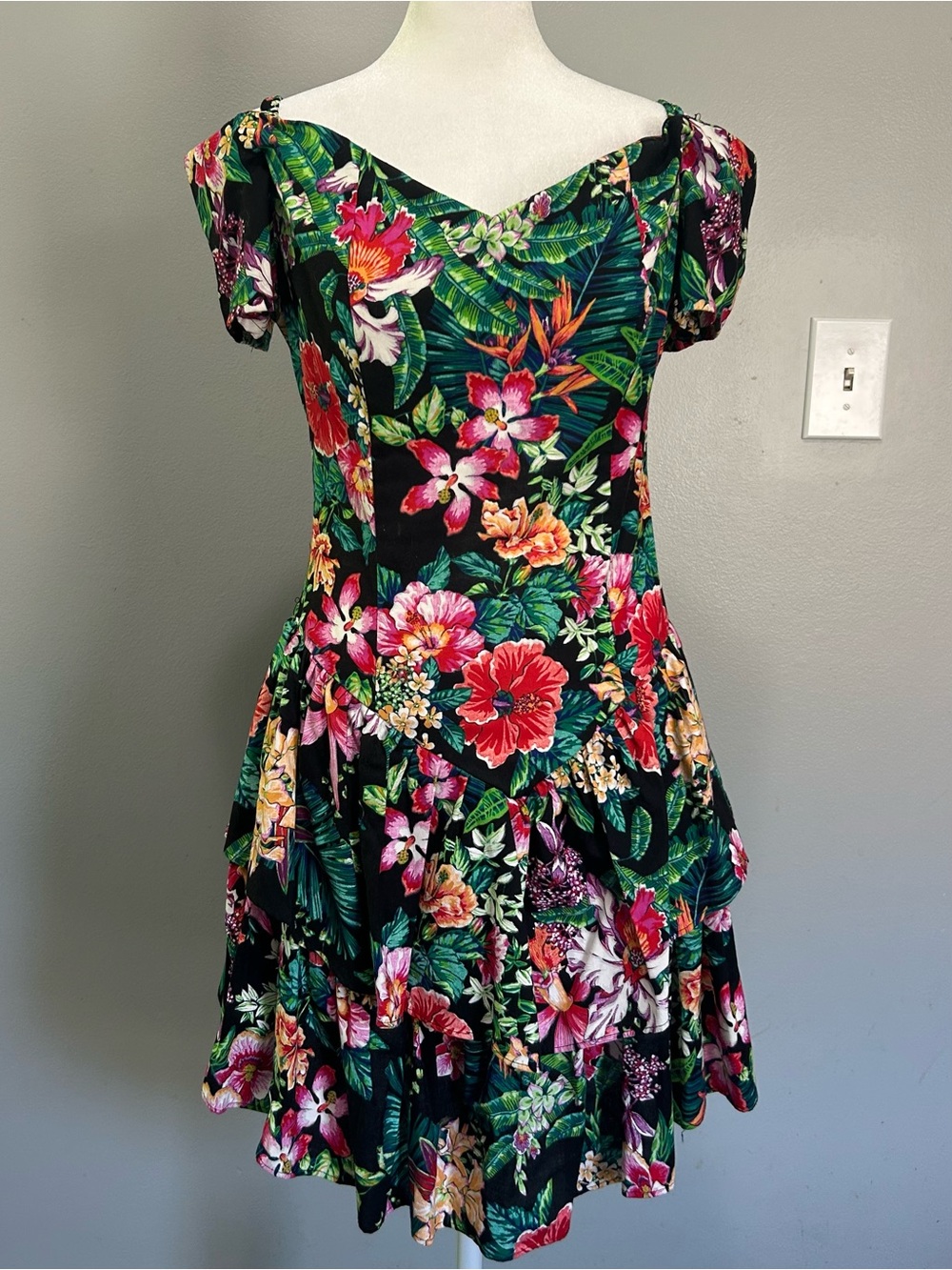 Vintage Hawaiian floral dress Off Shoulder 80s V waist Tiered Skirt Sz 4